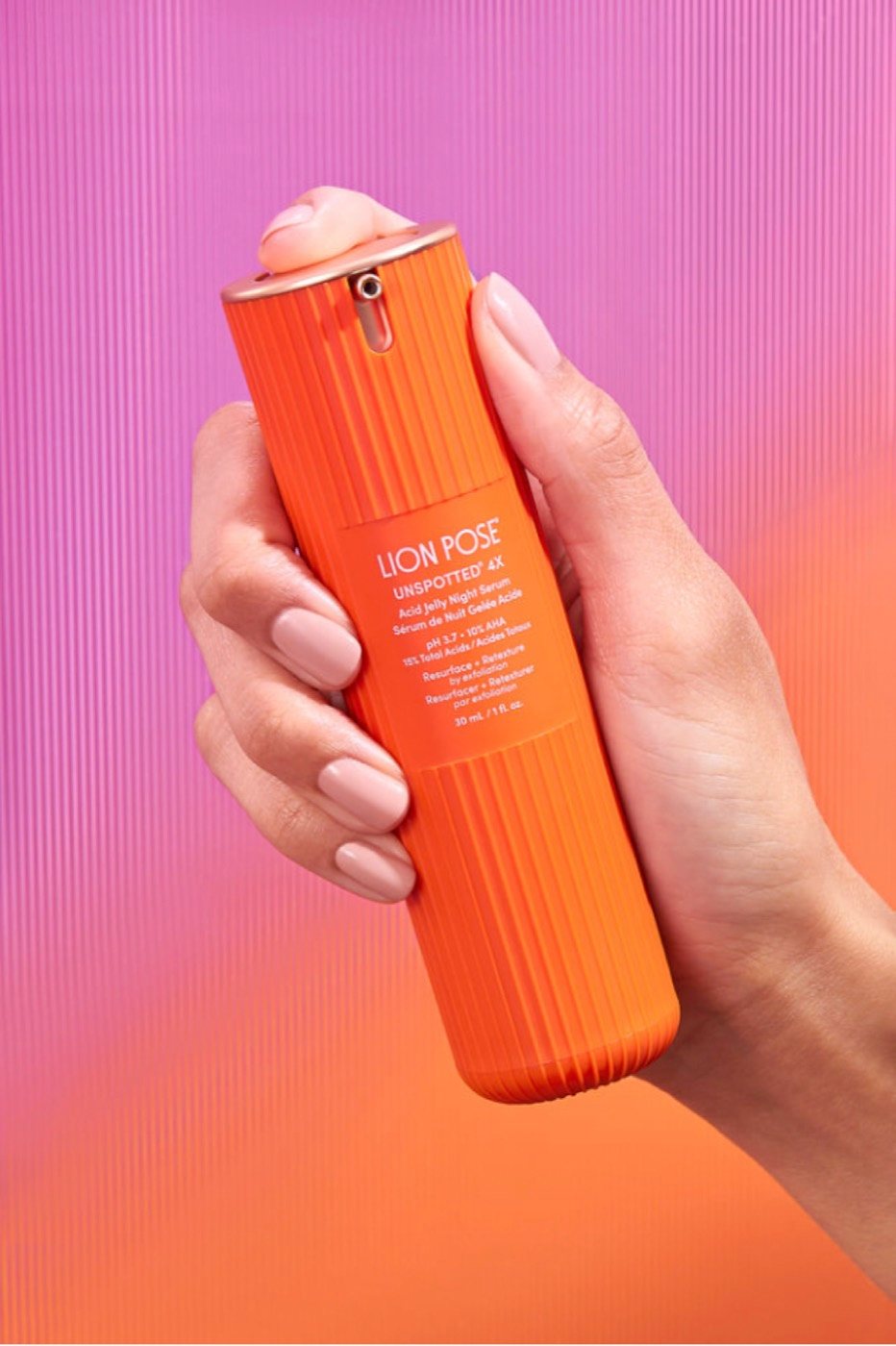 Lion Pose Unspotted serum in hand